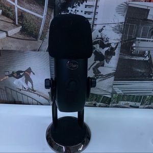 black blue yeti x microphone